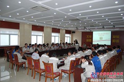 恒特重工召開“12116團(tuán)隊(duì)建設(shè)管理法”4月份講評會(huì)